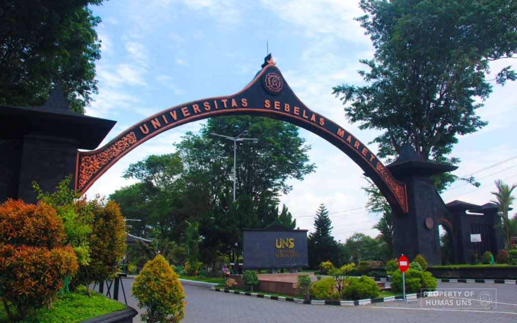 Gerbang utama kampus UNS Solo.
