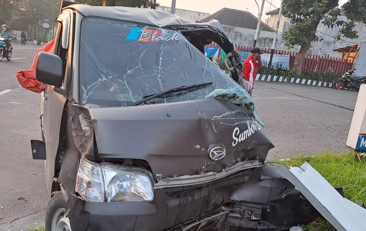 Bagian depan mobil pikap yang mengalami kecelakaan di Colomadu, Karanganyar.
