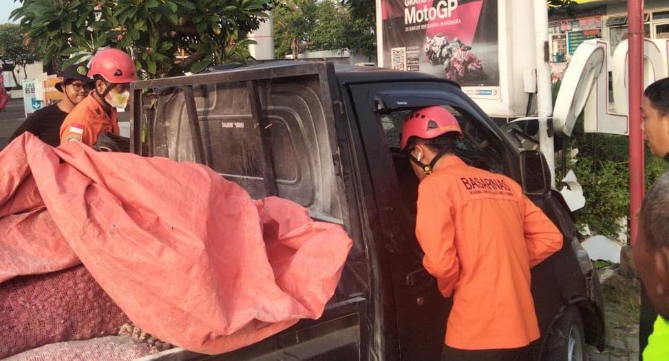 Petugas memeriksa kondisi sopir dan penumpang mobil pikap Grand Max yang mengalami kecelakaan tunggal di kawasan SPBU Malangjiwan, Colomadu, Karanganyar, Selasa (26/3/2024).