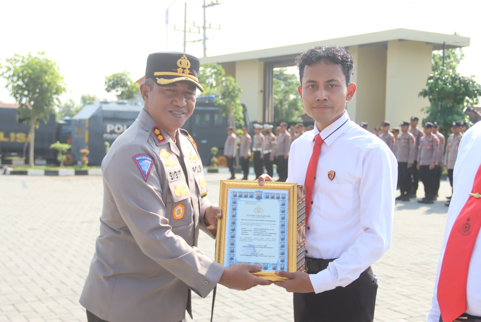 Kapolres Sukoharjo AKBP Sigit beri penghargaan kepada anggota yang berprestasi, Selasa (26/3/2027)
