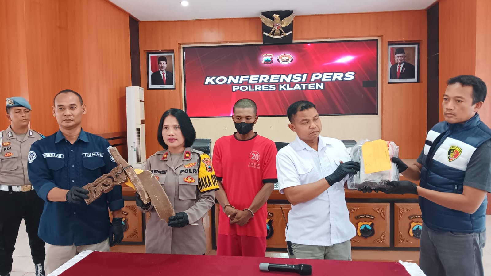 Jajaran Polres Klaten saat menunjukan barang bukti dan tersangka saat rilis di Mapolres Klaten, Rabu (27/3/2024).