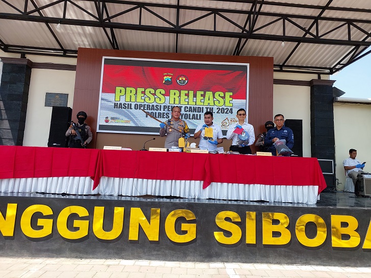 Kapolres Boyolali AKBP Petrus Parningotan (empat dari kanan) tunjukkan barang bukti beragam kasus yang terjaring Operasi Pekat selama 20 hari terakhir, Rabu (27/3/2024).