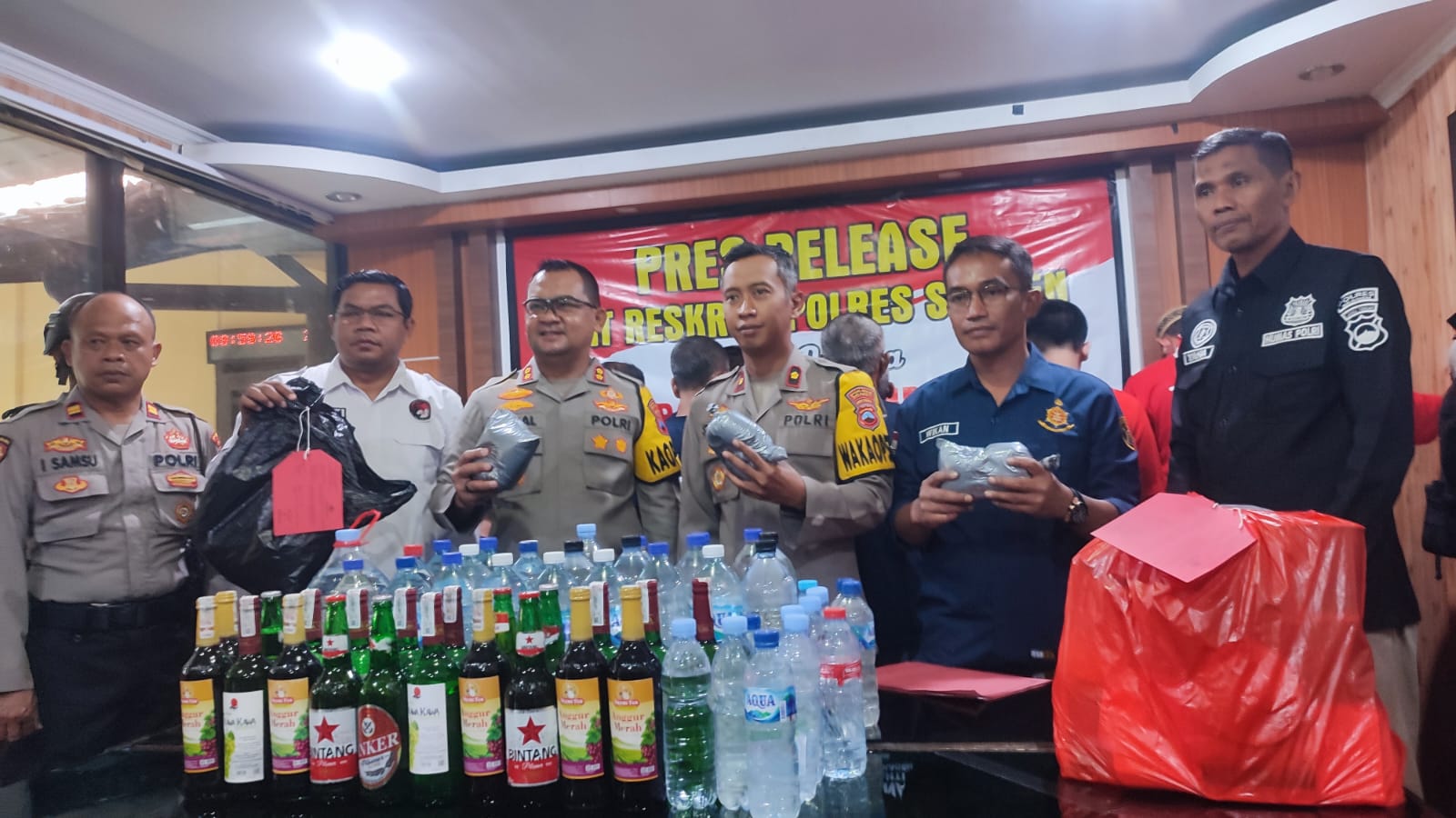 Kapolres Sragen AKBP Jamal Alam (tiga dari kiri) bersama jajarannya menunjukkan barang bukti Operasi Pekat Candi 2024. (Ahmad Khairudin/Radar Solo)