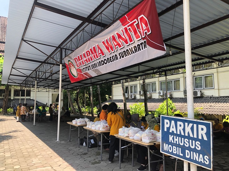 Stan Bazar Murah Ramadhan yang digelar Dharma Wanita Persatuan (DWP) ISI Surakarta di halaman rektorat kampus setempat, Rabu (27/3/2024).