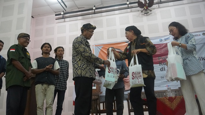 Toni Junus (dua dari kiri) serahkan cenderamata kepada Empu Subandi di sela Seminar Budaya-Kuliah Umum Prodi Keris FSRD ISI Surakarta belum lama ini.