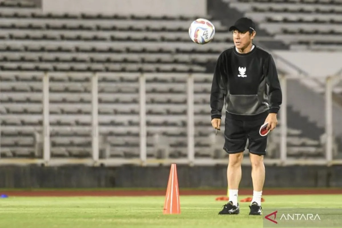 Pelatih Timnas Indonesia Shin Tae-yong memimpin latihan di Stadion Madya Gelora Bung Karno, Senayan, Jakarta, Rabu (20/3/2024).