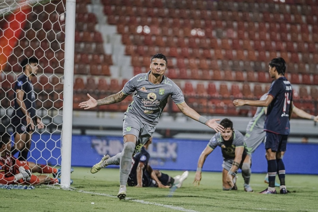 Laga Persebaya surabaya melawan Arema FC di laga lanjutan liga 1 2023/2024