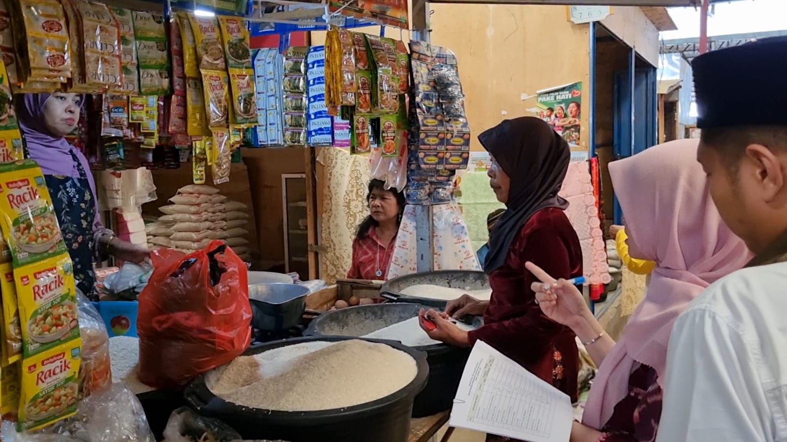 Pengecekan stok dan harga pangan dilakukan TPID di Pasar Pengging, Banyudono, Boyolali, Kamis (28/3/2024).