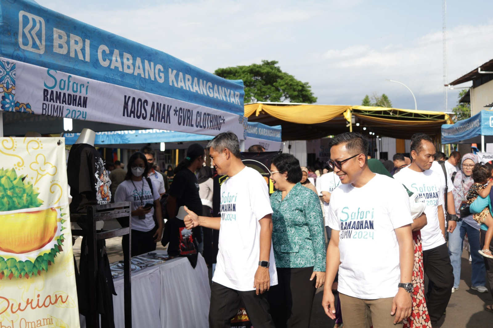 Pada giat Safari Ramadan di Karanganyar, Jateng, BRI bagikan 2.000 paket sembako.