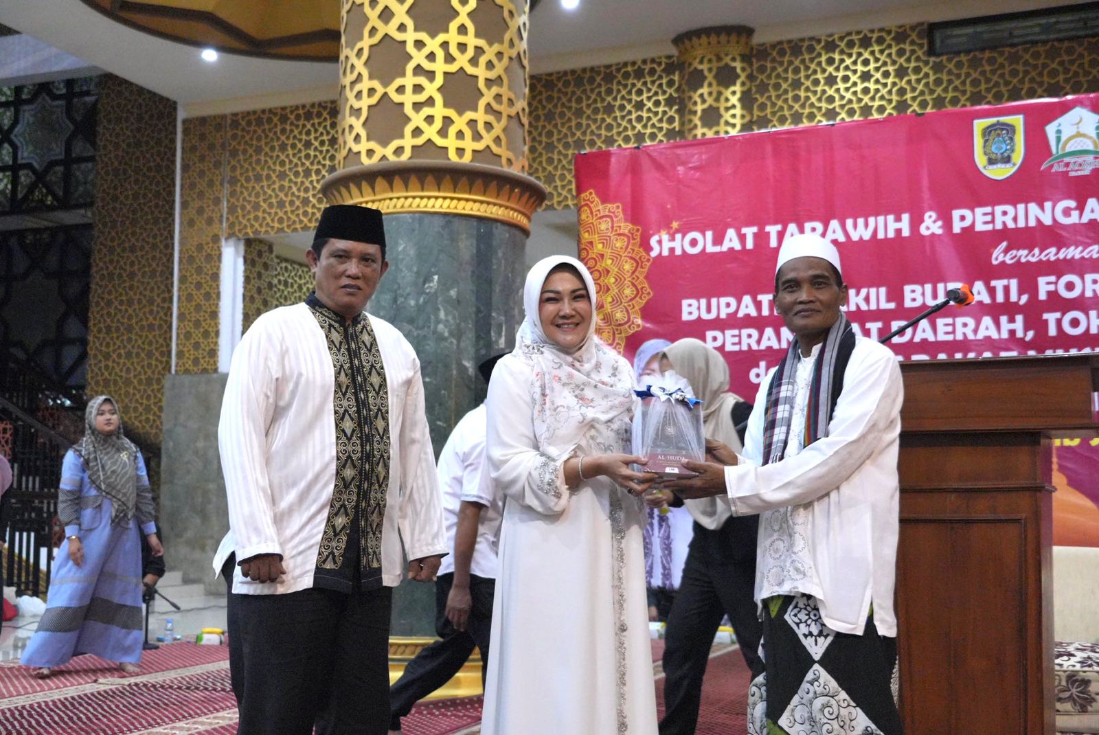 Bupati-Wabup Klaten Sri Mulyani-Yoga Hardayamenghadiri peringatan Nuzulul Quran di Masjid Agung Al Aqsha Klaten, Rabu (28/3/2024) malam.