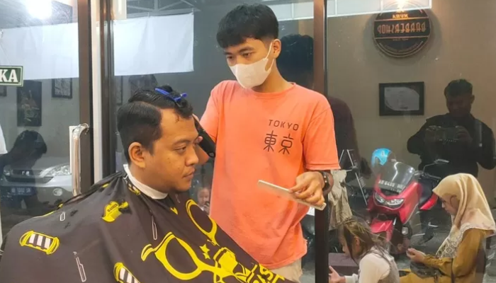 Ilustrasi memotong rambut.
