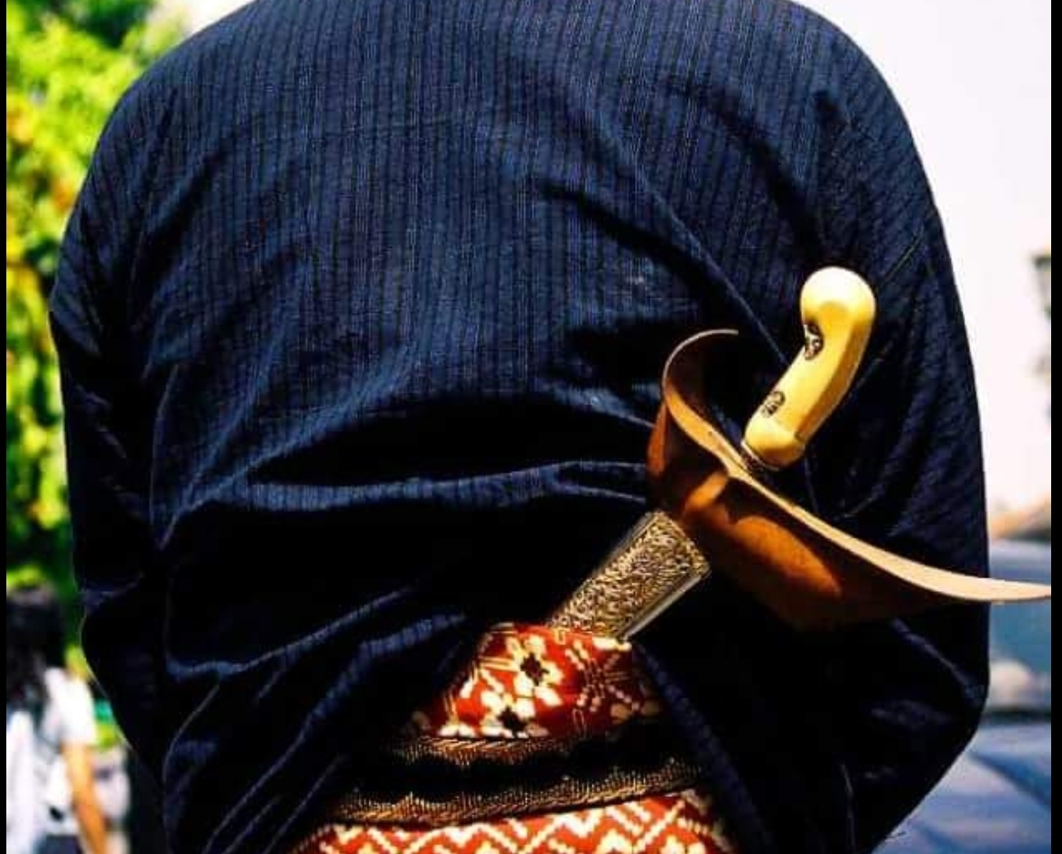 Penempatan keris di bagian belakang tubuh memiliki banyak makna.