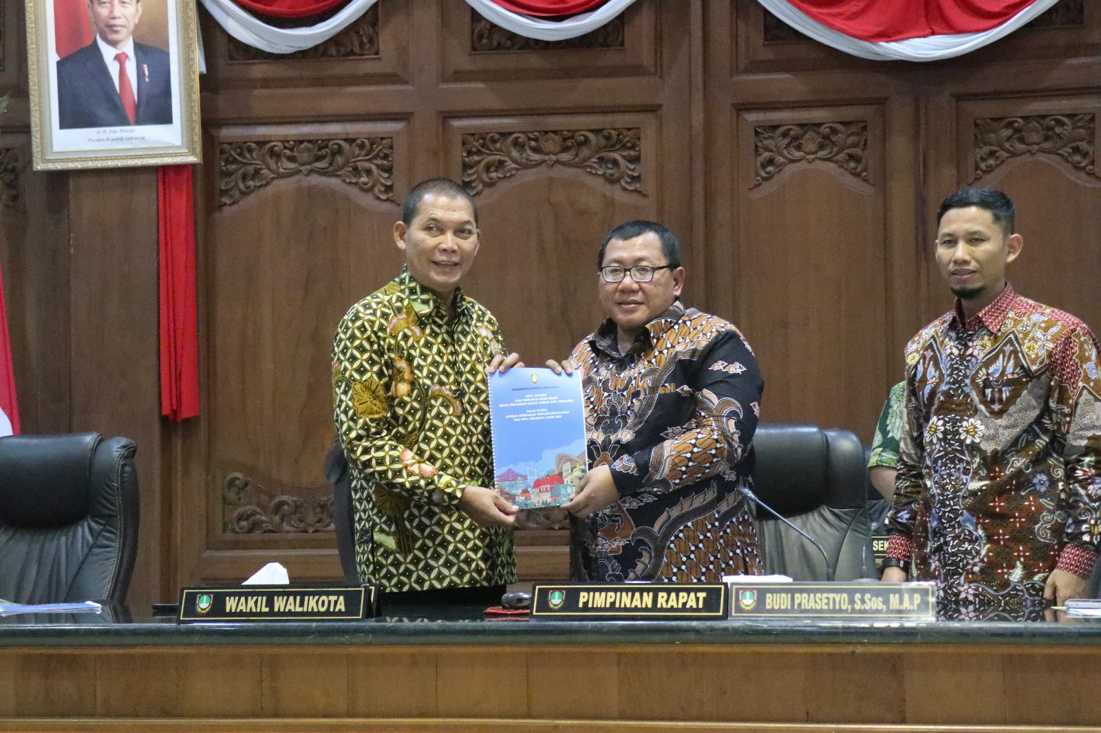 Wakil Wali Kota Solo Teguh Prakosa (kiri) dalam rapat paripurna di gedung graha paripurna DPRD Kota Solo, Kamis (28/3/2024).&nbsp;