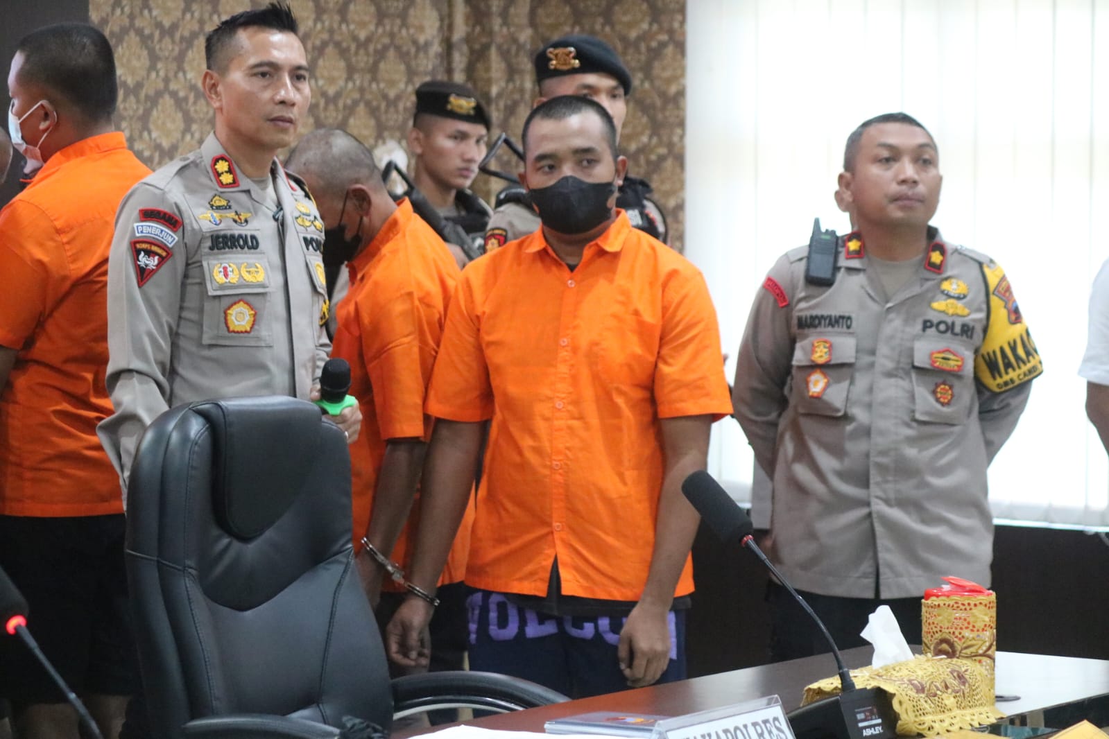 Kapolres Karanganyar AKBP Jerrold Hendra Kumontoy (kiri) menunjukkan tersangka penyalahgunaan narkoba. (Rudi Hartono/Radar Solo)
