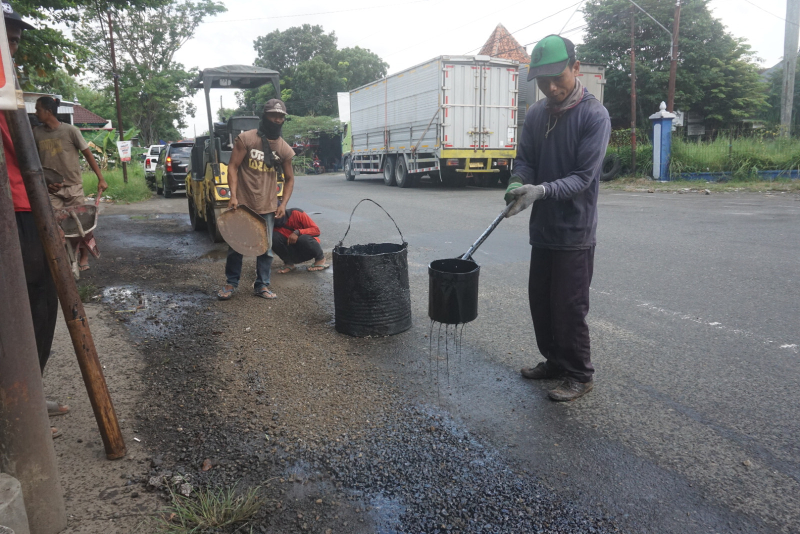 Perbaikan jalan berlubang di ruas jalan lingkar Delanggu, Kecamatan Delanggu, Klaten, Kamis (28/3/2024).&nbsp;