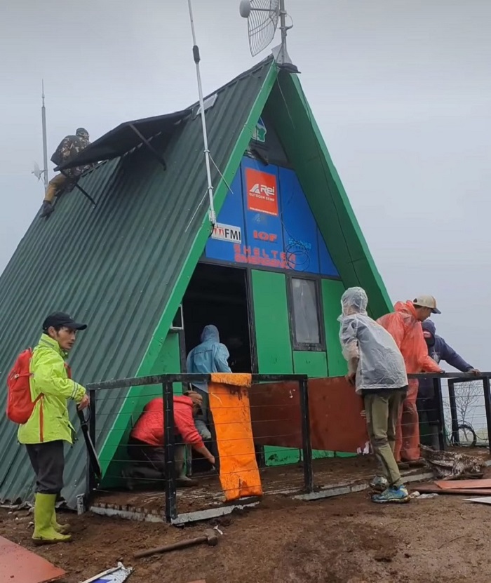 Perbaikan selter emergency di jalur pendakian Gunung Merbabu via Selo, Boyolali.
