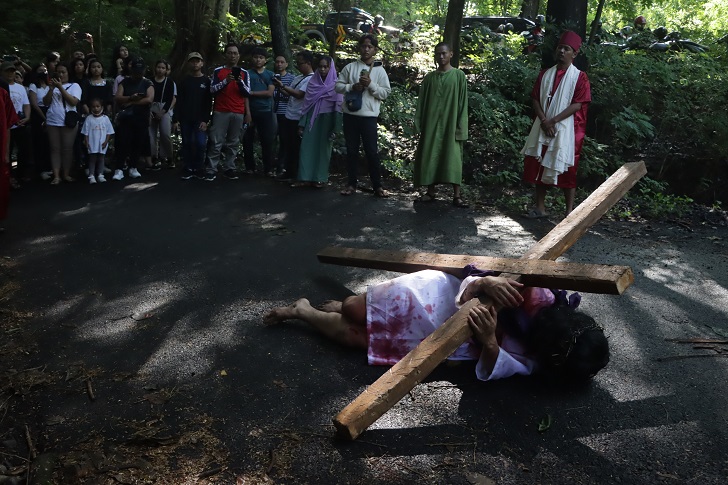 Peragaan Jalan Salib di Gunung Gandul Kecamatan Wonogiri Kota Jumat (29/3/2024).