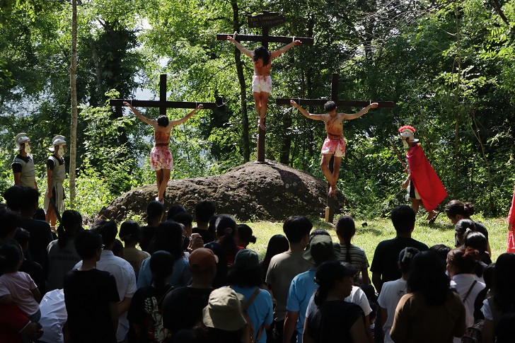 Jalan Salib ini digelar supaya umat ikut merasakan kesengsaraan Tuhan Yesus di Bukit Golgota yang divisualisasikan di Gunung Gandul, Wonogiri