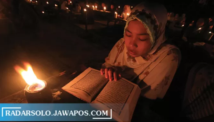 Santriwati Ponpes Nurul Hidayah Al Mubarokah, Desa Sempu, Kecamatan Andong, Boyolali mengaji dengan penerangan lampu senthi.