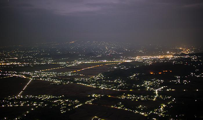 Pemandangan kerlip lampu kota Sukoharjo yang terlihat dari puncak Gunung Gajah Mungkur di Desa Kedungsono, Kecamatan Bulu, Kabupaten Sukoharjo. (Iwan Kawul/Radar Solo)