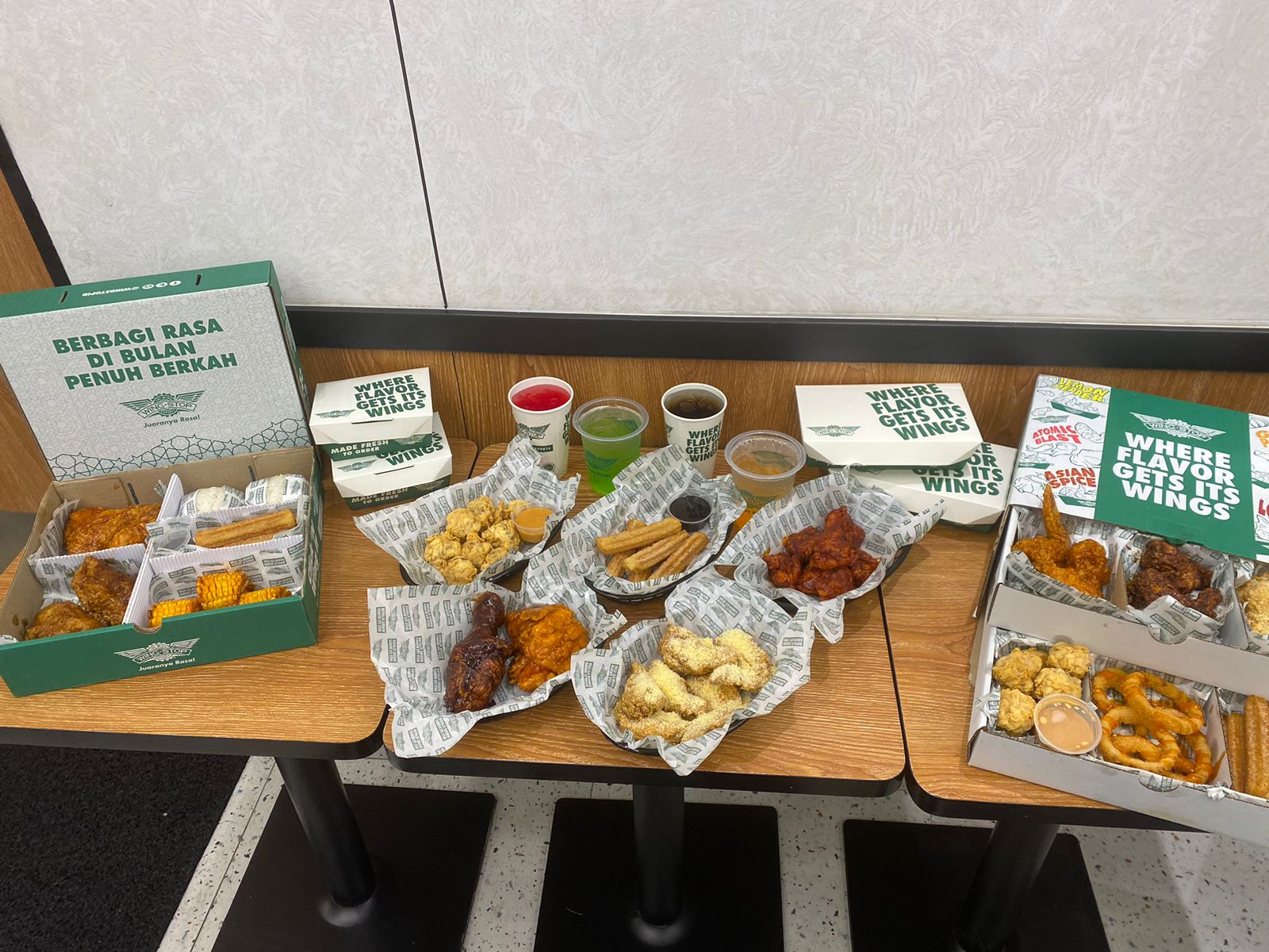 Aneka menu di Wingstop yang telah membuka gerai di Pakuwon Mall Solo Baru.
