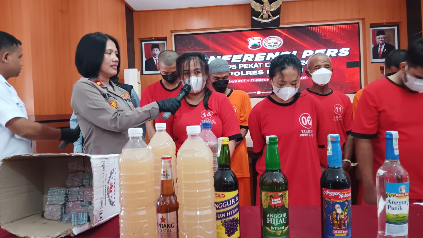 Dua orang pemandu lagu yang terjerat narkotika dalam rilis di Mapolres Klaten pada Rabu (27/3).&nbsp;