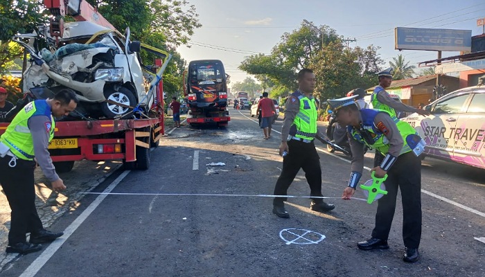 Polisi melakukan olah TKP kecelakaan di Bulusulur, Wonogiri, Sabtu (30/3).