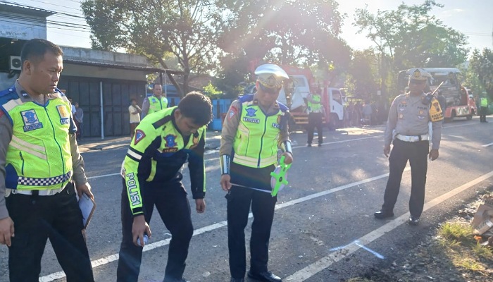 Polisi menggelar olah TKP kecelakaan maut Isuzu Elf dengan Gran Max di di depan SDN 1 Bulusulur, Jalan Raya Wonogiri-Ngadirojo, Wonogiri, Sabtu (30/3).