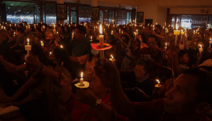 Misa malam Paskah yang digelar di Paroki Santa Perawan Maria Regina Purbowardayan, Sabtu (30/3).