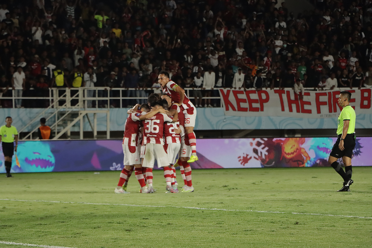 Skuad Persis Solo merayakan kemenangan di laga lanjutan Liga 1.