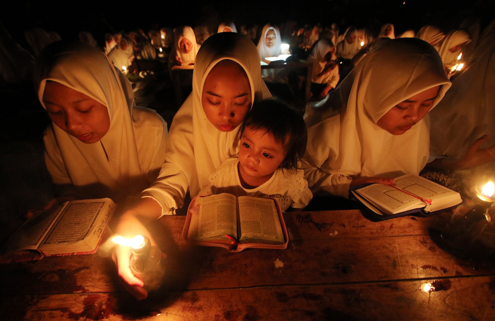 Santri Ponpes Nurul Hidayah Boyolali mengaji Alquran dengan sinar tintir.