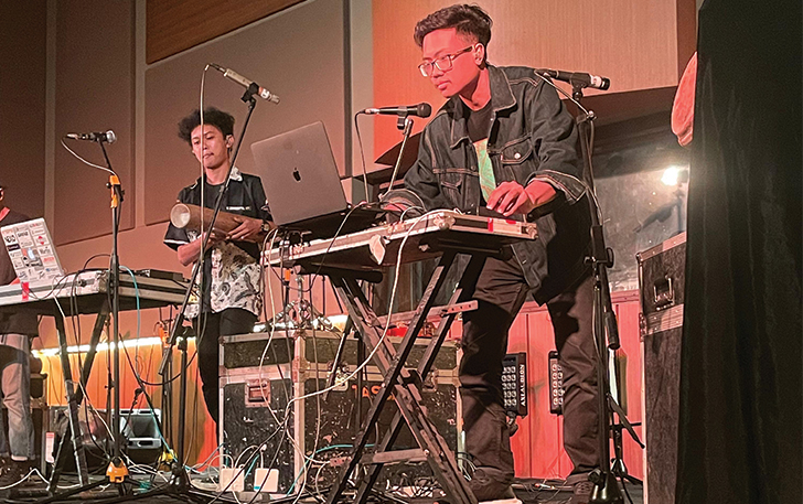 ENERGIK: Ndhalungnesia menyuguhkan karya Suwar-Suwir dalam Lokananta Gamelan Gigs Vol. 1 di Studio Lokananta, Sabtu malam (16/3/2024).