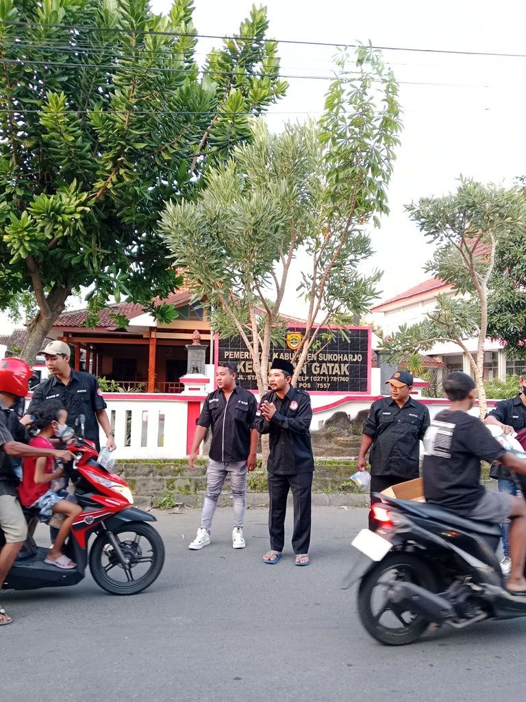 Anggota SS Militan Cabang Sukoharjo membagikan takjil ke masyarakat, Minggu (31/3). (Dokumentasi Pribadi)