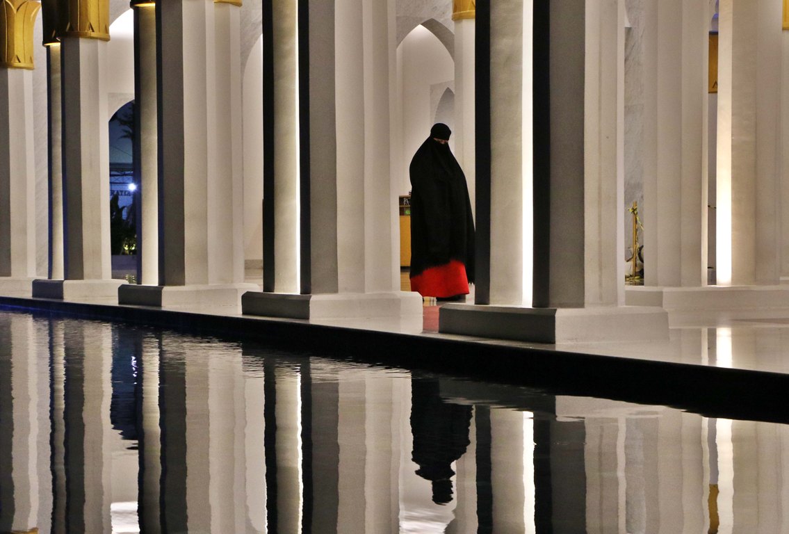 Jemaah Masjid Raya Sheikh Zayed Solo mengerjakan salat sunnah. Masjid ini terbuka selama 24 jam bagi umat Islam yang ingin beriktikaf. (Arief Budiman/Radar Solo)