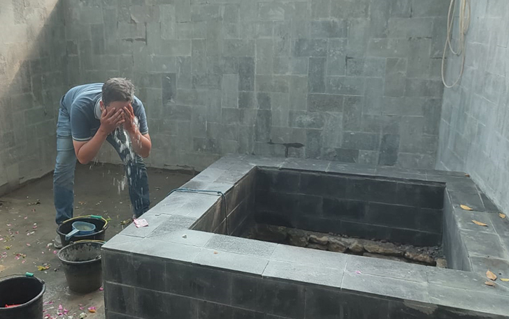 SUGESTI: Peziarah membasuh muka dengan air Sendang Ontrowulan di kompleks Gunung Kemukus, kemarin.