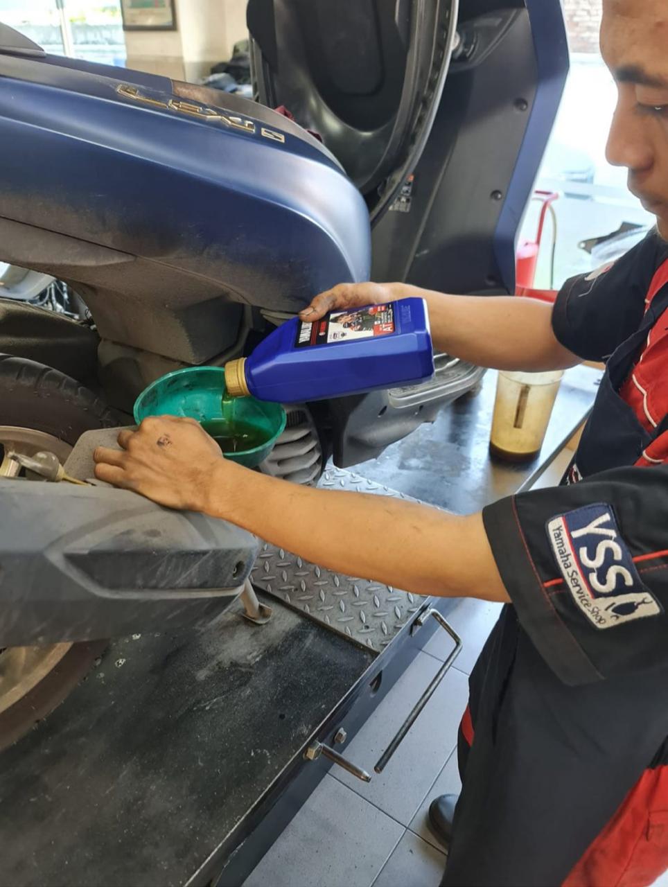 Ganti oli mesin dengan Yamalube.