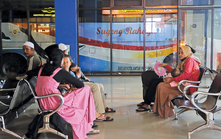 NYAMAN: Penumpang bus AKAP menunggu di ruang tunggu timur Terminal Tipe A Tirtonadi Solo, Sabtu (30/3/2024).