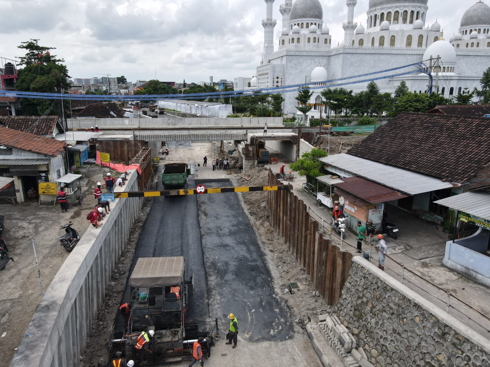 Pengaspalan jalan Viaduk Gilingan, Senin (1/4/2024). Bila cuaca bersahabat, tahapan ini bisa selesai dalam sehari.