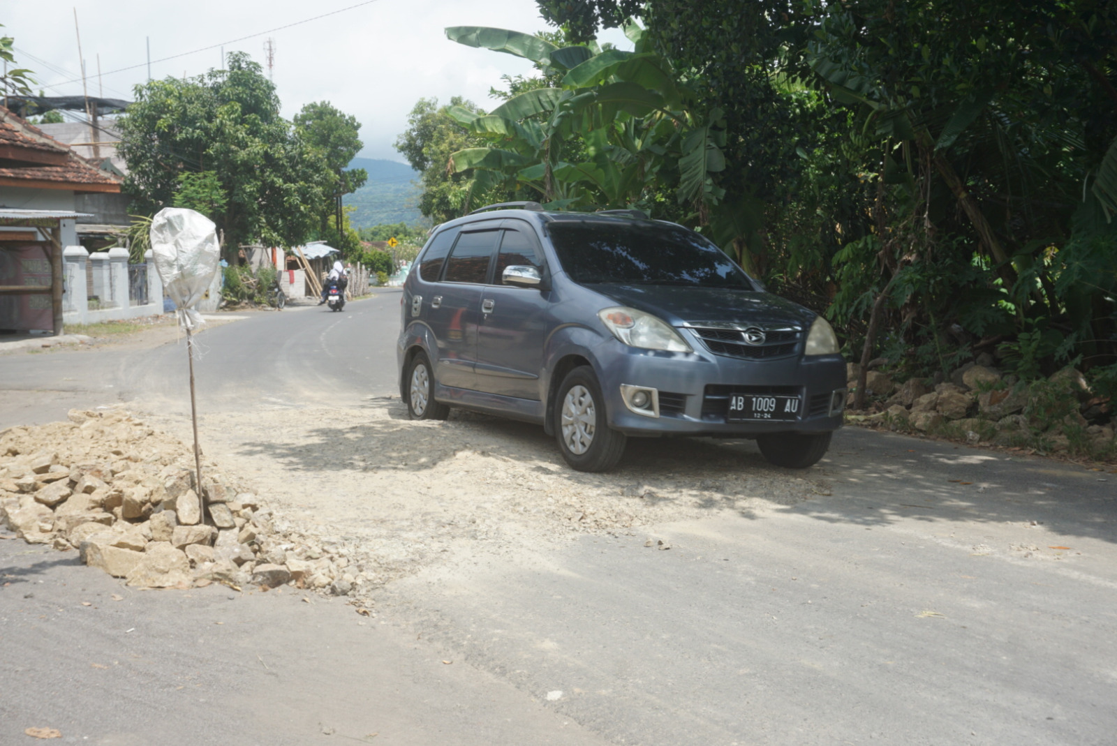 Badan Jalan alternatif Klaten-Gunungkidul yang amblas dan diuruk di Desa Pasung, Kecamatan Wedi, Senin (1/4/2024).&nbsp;