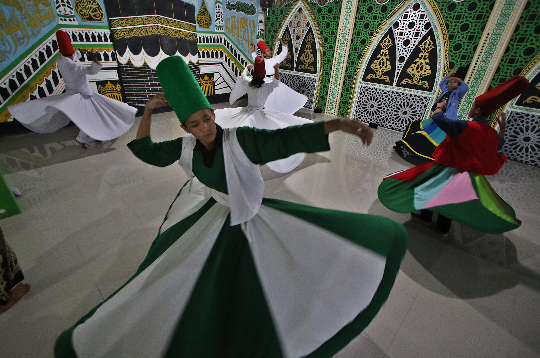 Santri Pondok Pesantren (Ponpes) Nurul Hidayah Al Mubarokah Desa Sempu, Kecamatan Andong menarikan tarian sufi, Minggu (31/3). (Arief Budiman/Radar Solo)