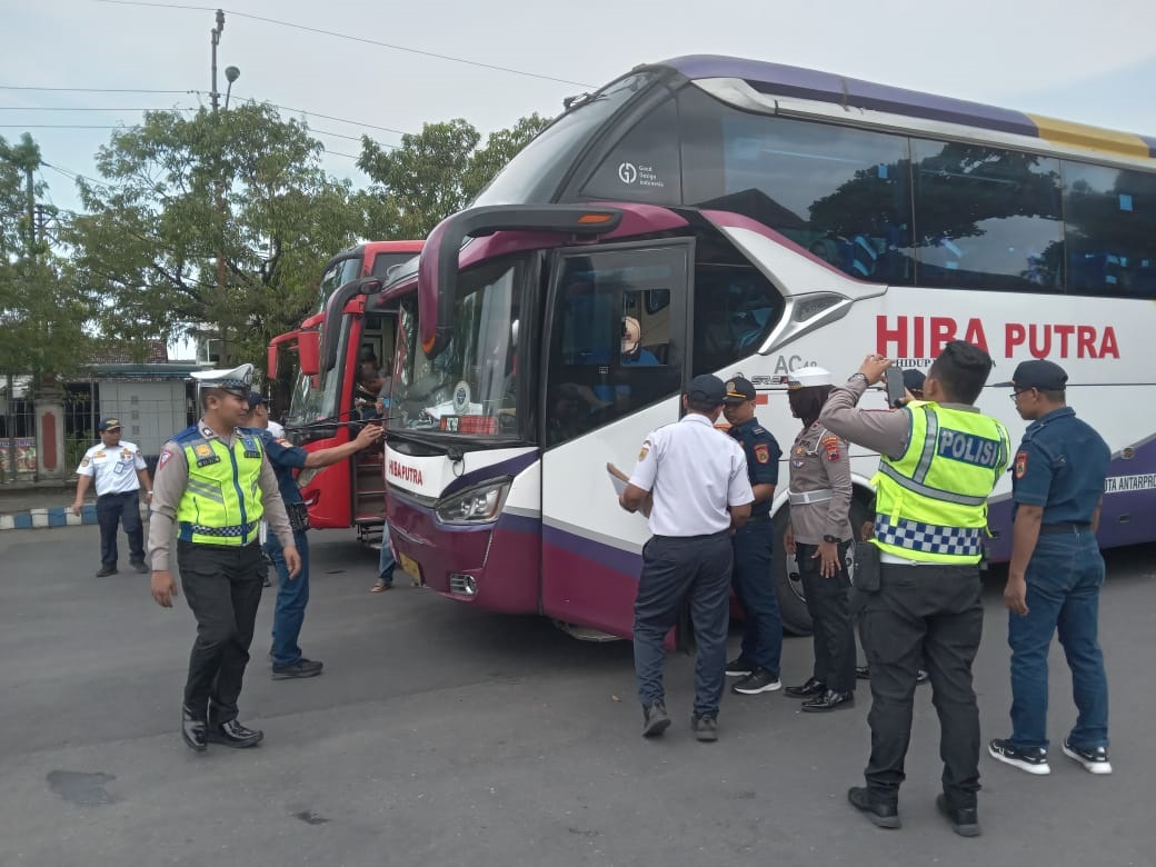 Tim gabungan dari dinas perhubungan (dishub) bersama jajaran satlantas gelar ramcek di Terminal Sukoharjo, Senin (1/4).