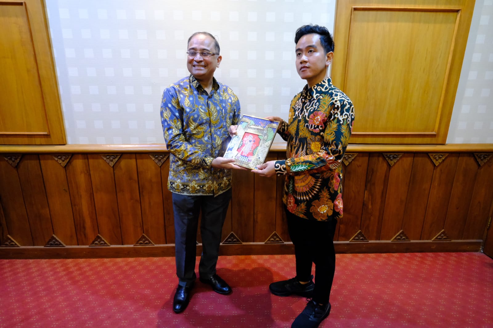 Cawapres 02 sekaligus Wali Kota Solo Gibran Rakabuming Raka bertemu Duta Besar (Dubes) India untuk Indonesia Mr. Sandeep Chakravorty di Balai kota Solo, Senin (1/4/2024).
