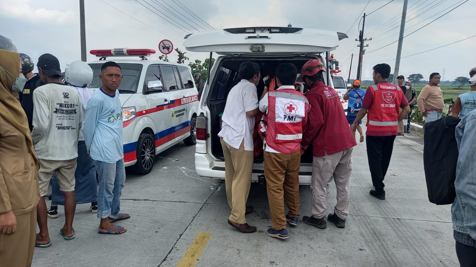 Petugas medis mengevakuasi Suwarti, 44,  warga Dusun Mantup, Desa Bendo, Kecamatan Sukodono, Kabupaten Sragen yang meninggal akibat kecelakaan, Senin (1/4/2024).