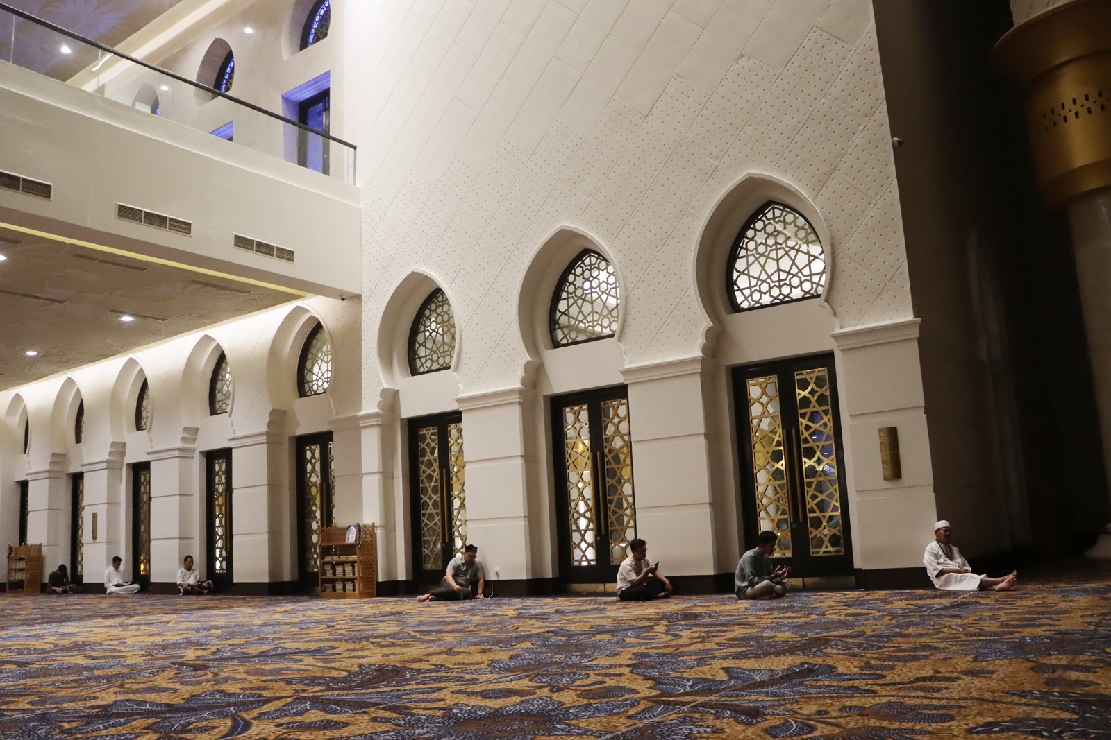 Jemaah beritikaf di Masjid Sheikh Zayed Solo, Selasa dini hari (2/4).