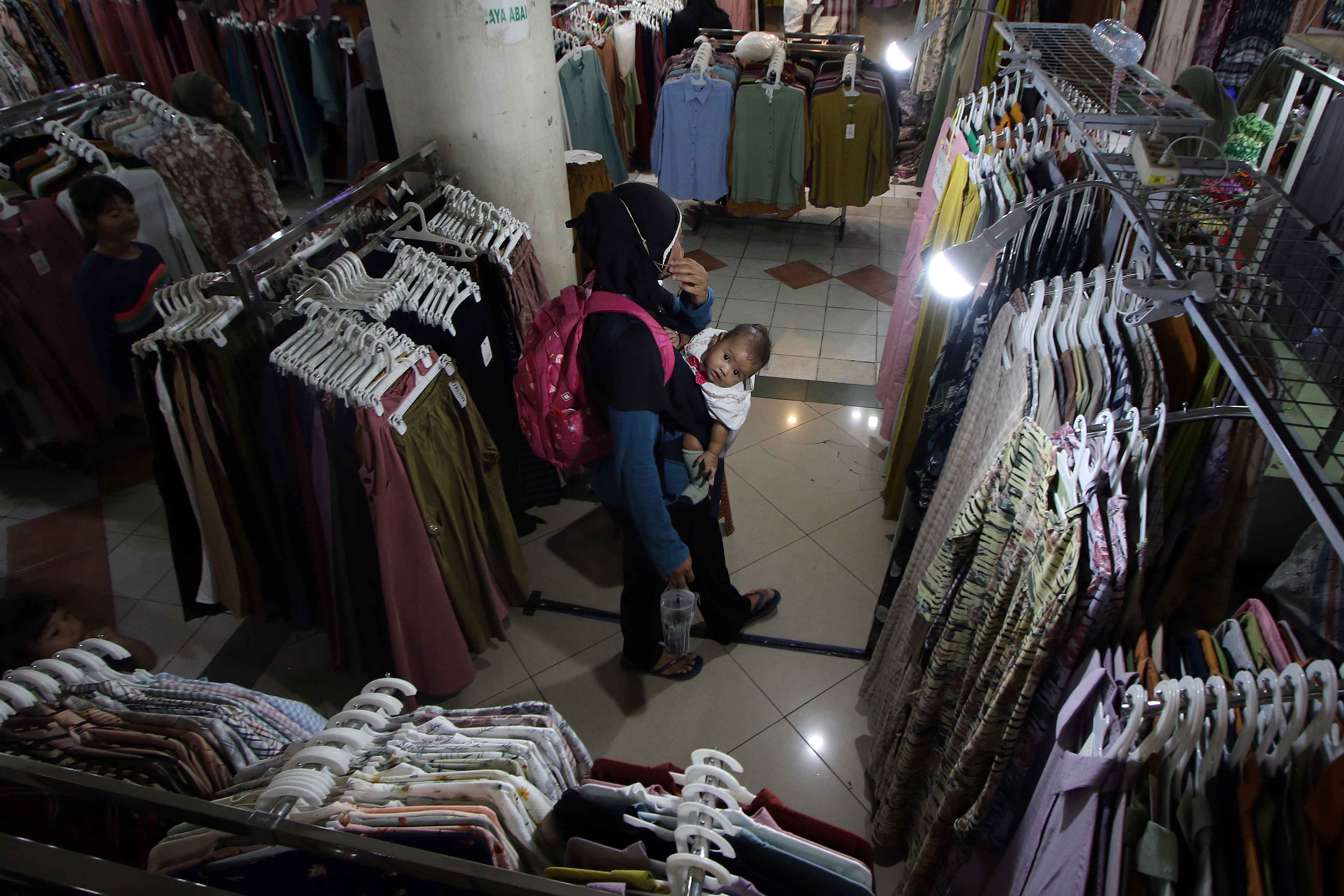 Pembeli memilih hijab di salah satu pusat perbelanjaan di Kota Solo, kemarin (2/4). Jelang Lebaran, pedagang pakaian ramai pembeli. (Arief Budiman/Radar Solo)