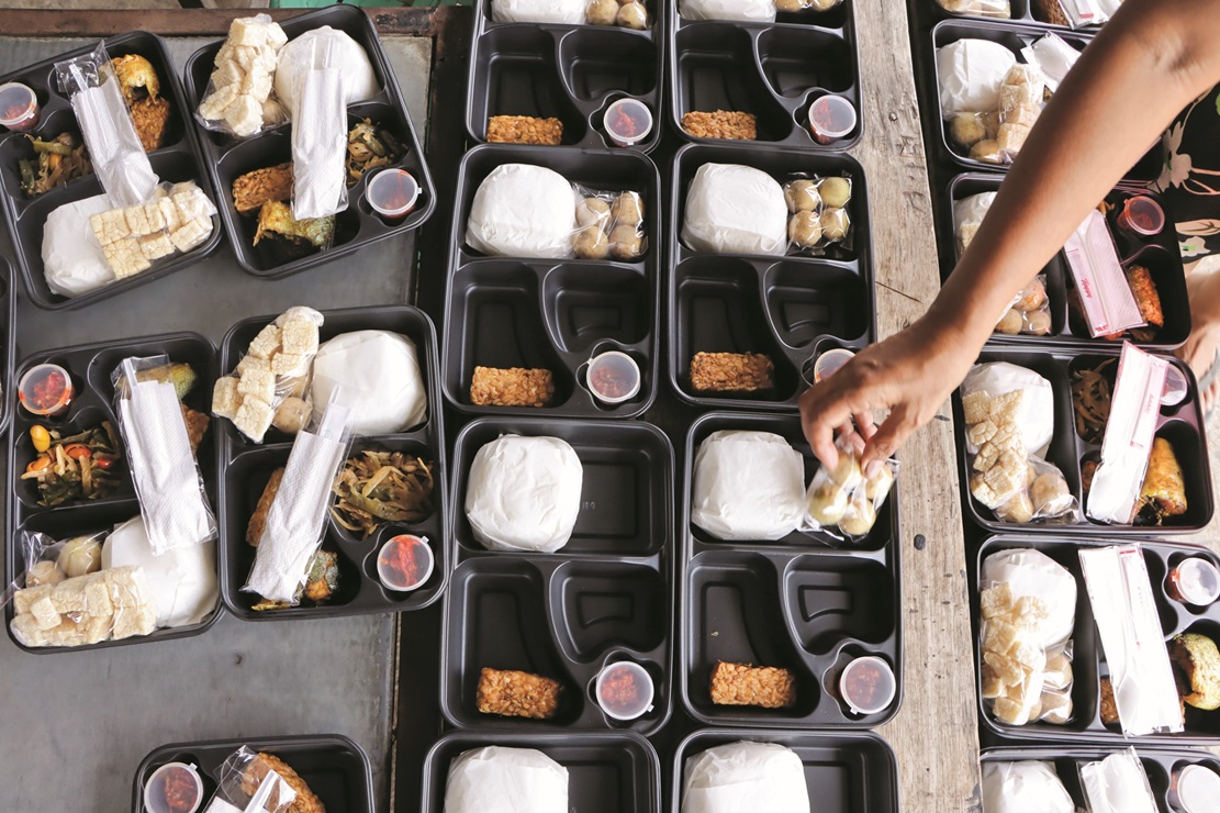 Menu takjil dari UMKM yang juga melayani pesanan makan siang di Kecamatan Banjarsari, Solo. Gibran akan studi tiru ke India soal program makan siang gratis.