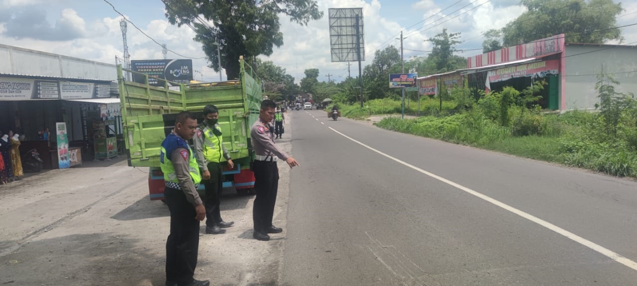 Polisi olah TKP laka lantas di Jalan Raya Baki, Sukoharjo, Selasa (2/4).