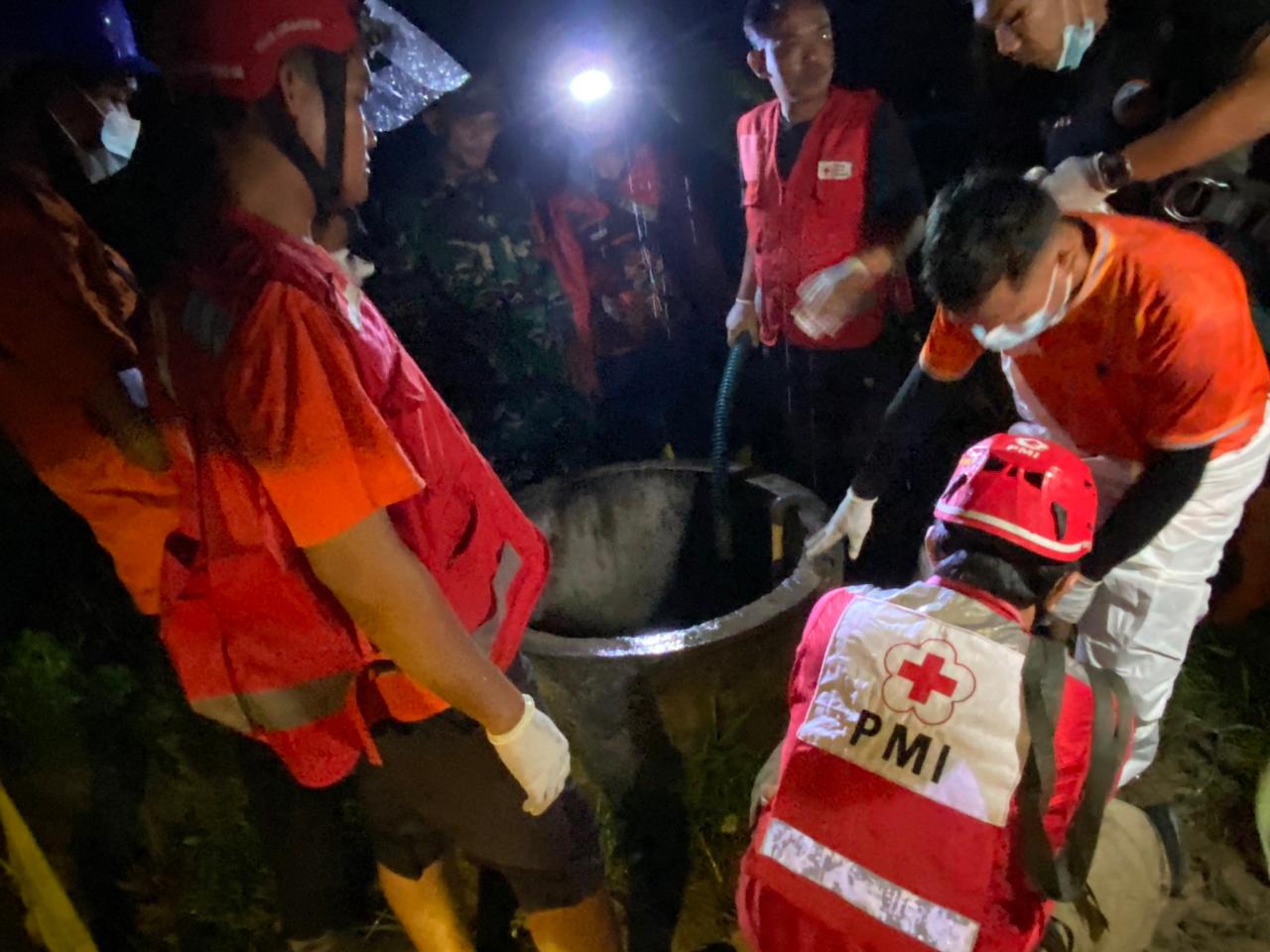 Proses evakuasi mayat Vajar dari sumur sedalam 20 meter di Dusun Kendal, Desa Sumberejo, Kecamatan Mondokan, Sragen, Senin (1/4/2024).