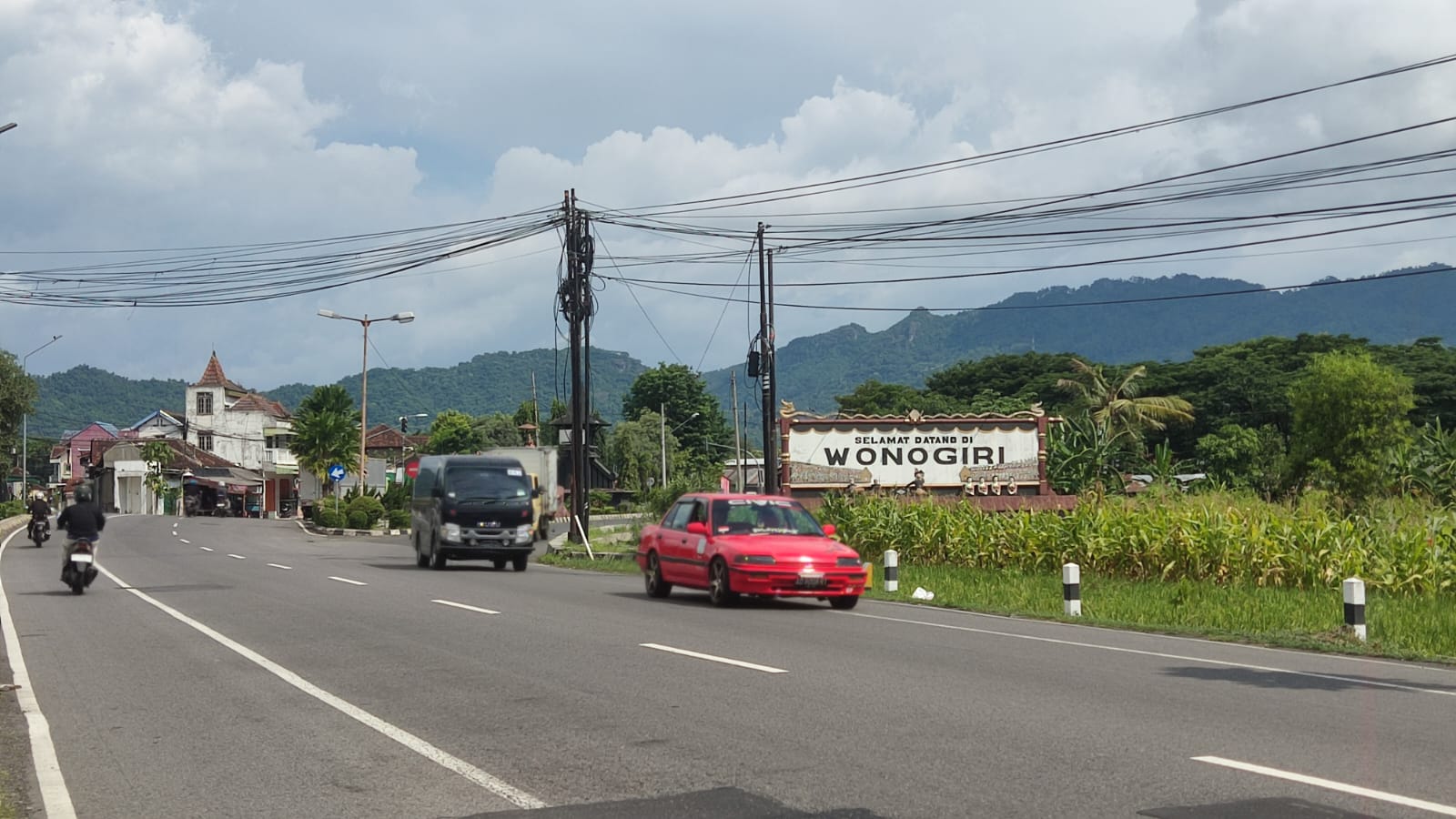 Kendaraan melintas di jalur rawan kecelakaan sepanjang kawasan Patung Macan Selogiri hingga persimpangan Terminal Giri Adipura Wonogiri, Seasa (2/3/2024).