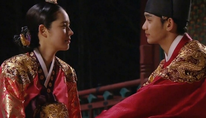 Kim Soo Hyun dan Han Ga In dalam drama The Moon Embracing The Sun.